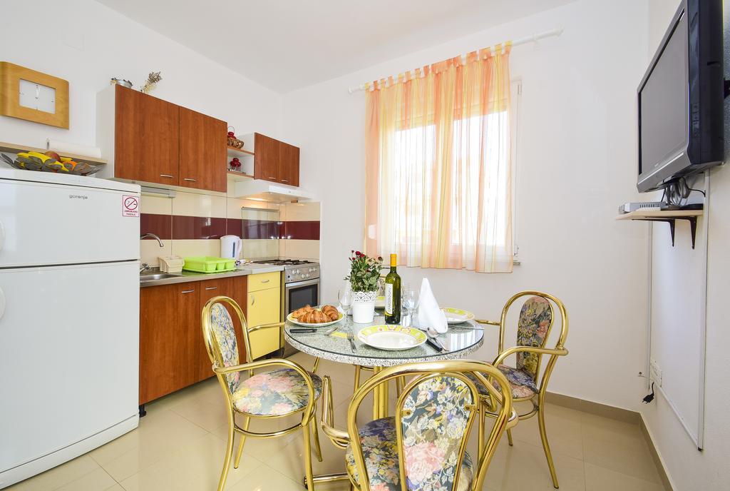 Amadrian Apartments Σίμπενικ Δωμάτιο φωτογραφία